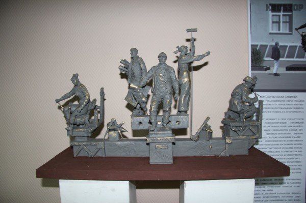 1 место – композиция из скульптур строителей