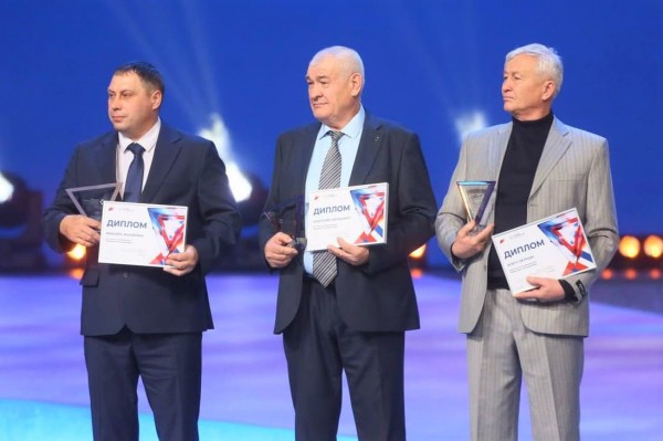 Победители в номинации «Машинист бульдозера». Михаил Журавлёв  – слева