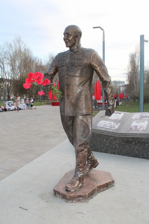 Памятник Якову Неумоеву