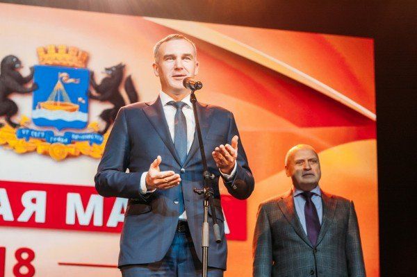 Руслан Кухарук, глава города, и Евгений Заболотный, председатель ТГД, поздравляют победителей