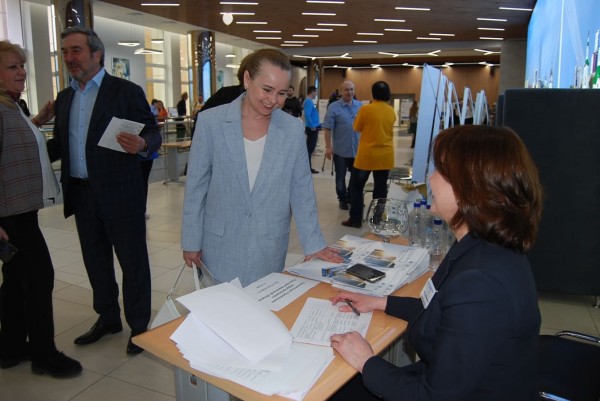 Елена Катаева на регистрации участников