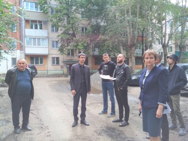 Дальнейшее благоустройство самого большого двора Ленинского округа обсудили на месте