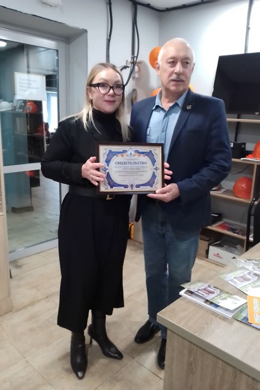 Андрей Никитин вручил Свидетельство Наталие Михайловой