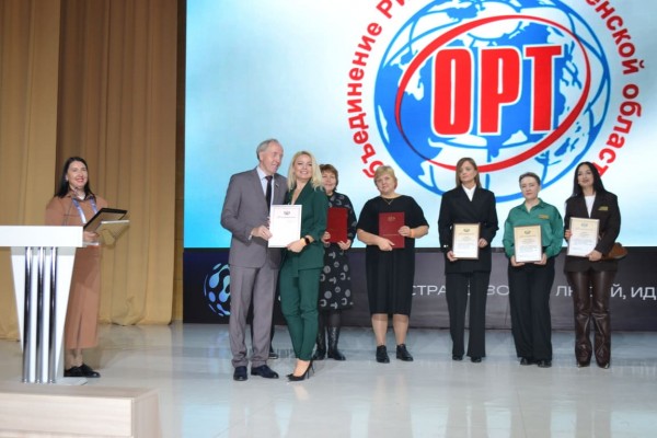 Награды от областных депутатов вручил Виктор Рейн