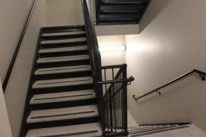 Узкие лестницы в жилых домах