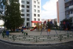 Двор по ул. Моторостроителей: детская площадка