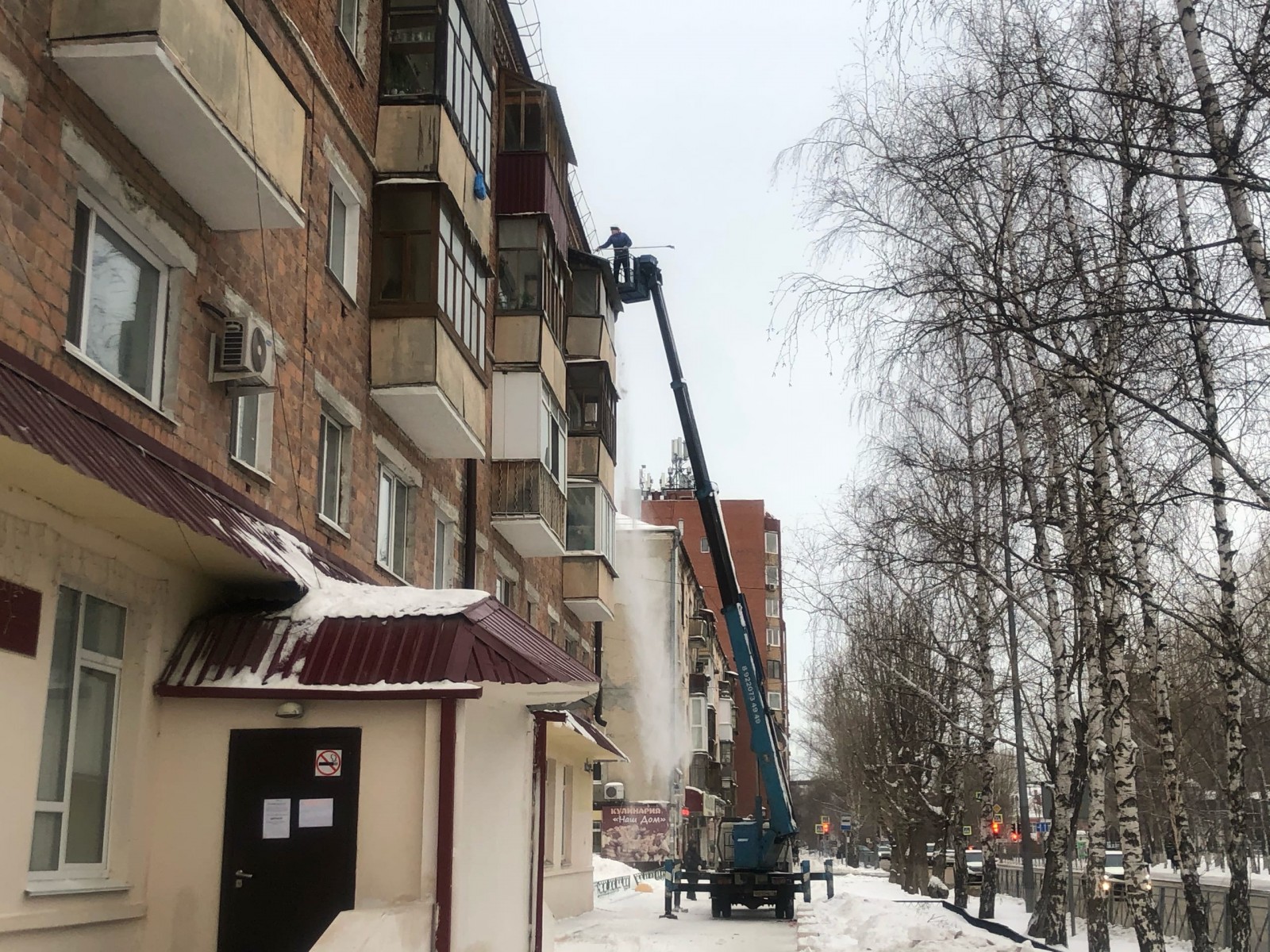 Управляющая компания тюмень. Крыша пятиэтажки. Тюмень многоэтажки. Крыши тюменских многоэтажек освобождают от снега. Крыша многоэтажного дома под снегом.