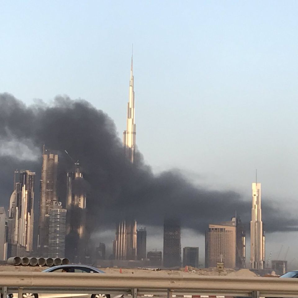 Новости дубая сегодня самые свежие. Бурдж-Халифа Дубай горит. Бурдж Халифа пожар. Пожар в Бурдж Халифа 2020. Гроза в Дубае.