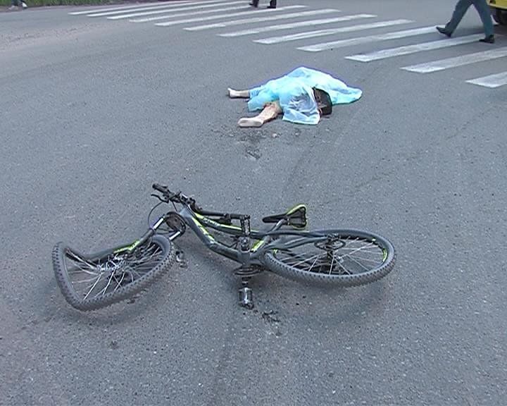 Гибель велосипедиста. Убитый велосипед. Велосипедист под колесами.