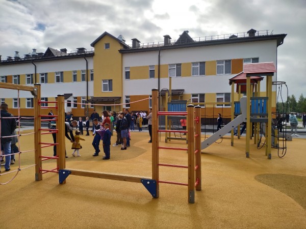 Детская площадка школы в п. Богандинский