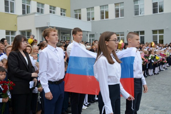Перед поднятием флага России, школа №30