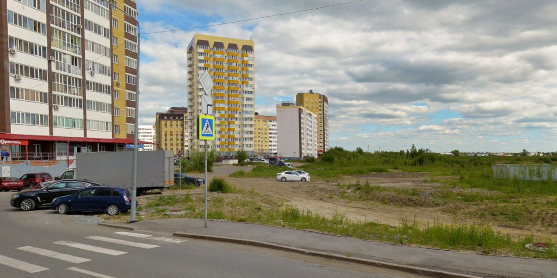 Объект незавершенного строительства на пересечении ул. Лесопарковая и Стартовая (справа)