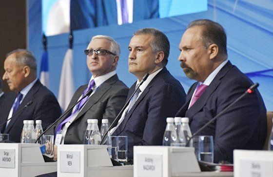 Михаил Мень (справа) на Ялтинском экономическом форуме