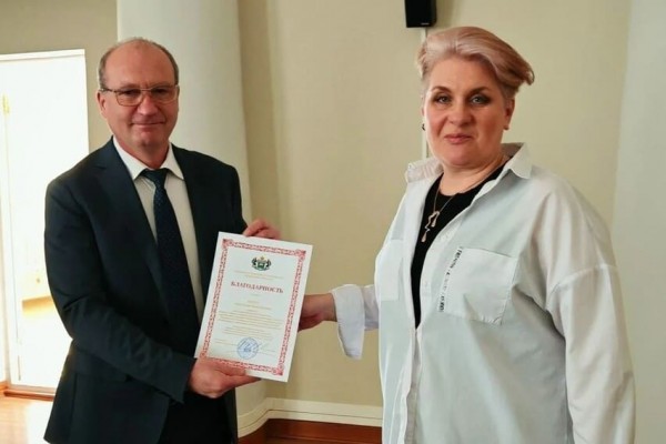 Сергей Бауэр вручил благодарность преподавателю Анастасии Юстус