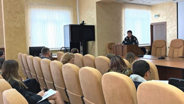 Выступает начальник управления образования земельных участков ДИО Елена Ефремова
