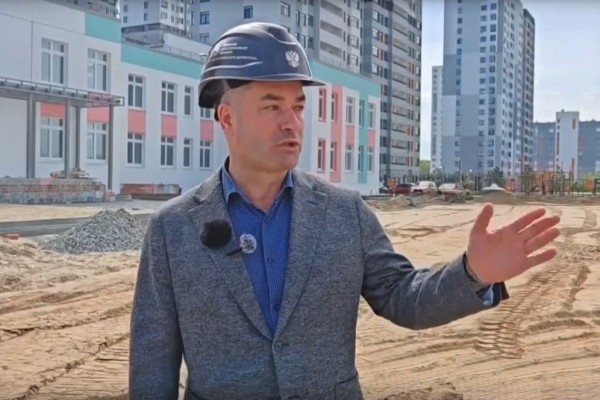 Иван Черняев на стройплощадке детского сада