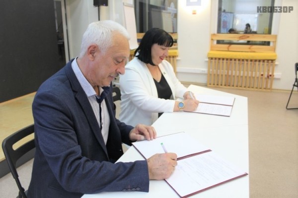 Андрей Никитин и Светлана Бабушкина подписывают соглашение