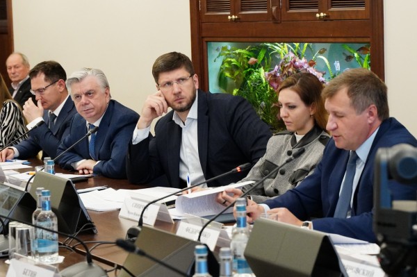 Александр Ломакин (в центре) на заседании комиссии РСПП