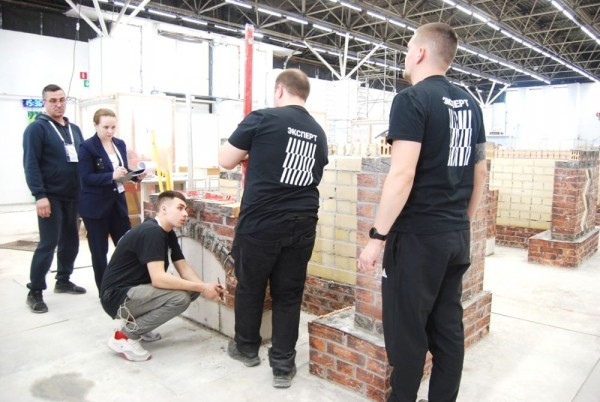 Чемпионат по профессиональному мастерству Тюменской области: эксперты оценили профессионализм каменщиков