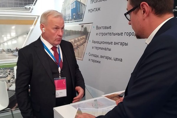 Алексей Лаукарт общается на стенде ГК «АЛЮМС»