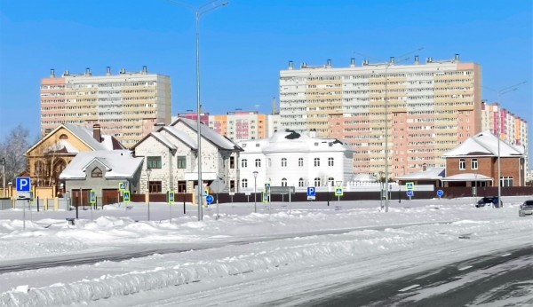 Соседство многоквартирного и индивидуального жилья по ул. Фармана Салманова
