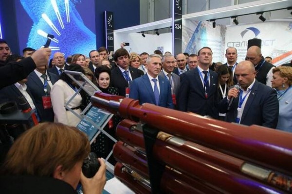 Почетные гости на стендах выставки