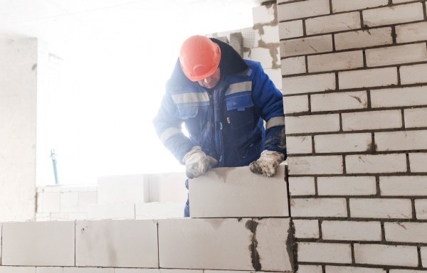 Средний уровень зарплаты каменщика в Тюменской области – от 70 тыс. ₽