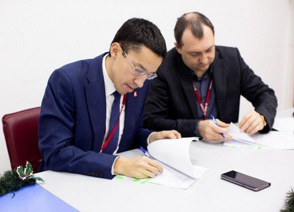 Соглашение подписывают Ильдар Хусаинов и Павел Карнаухов