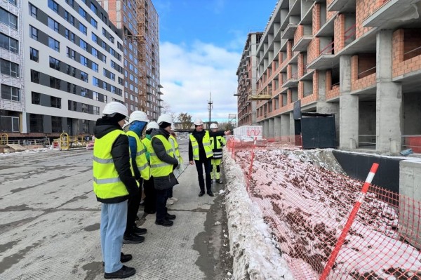 Городской депутат провел для школьников образовательную экскурсию на строительном объекте