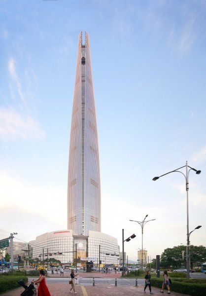 Высота 123-этажного небоскреба Lotte World Tower составляет 555 метров.
