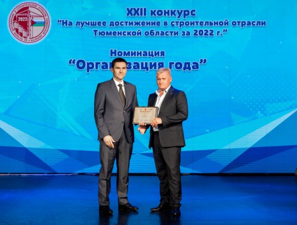 Павел Перевалов вручил награду заместителю гендиректора Игорю Белову