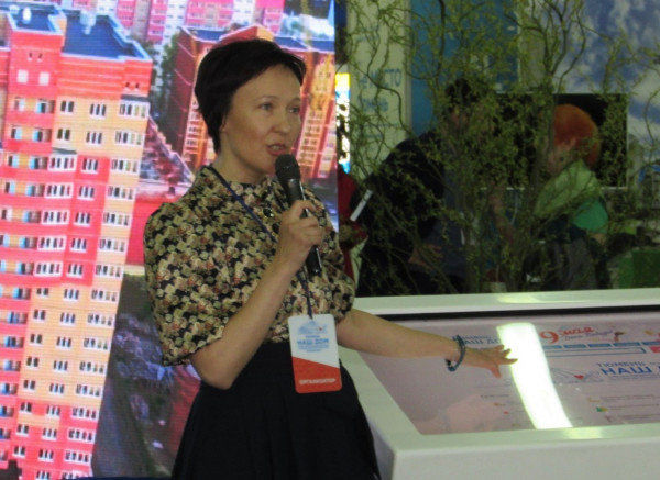 Куратор портала Гульнара Сидоркина презентует проект гостям выставки